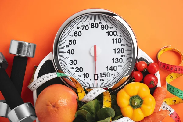 橙色背景下有鳞片和健康食品的平面布局构成 — 图库照片