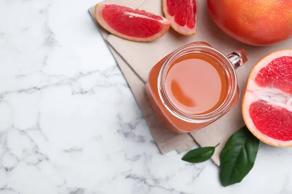 Sumo Toranja Frutas Saborosos Feitos Mesa Mármore Branco Flat Lay — Fotografia de Stock