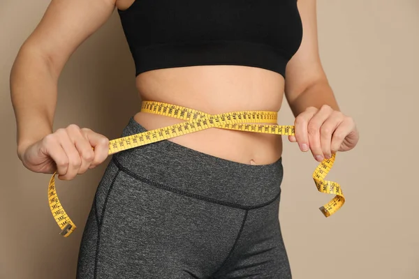 Woman Measuring Waist Tape Beige Background Closeup — Stock Photo, Image