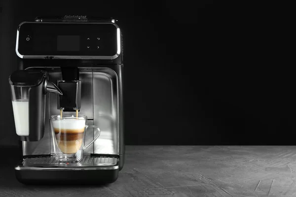 Modern Kahve Makinesi Siyah Arka Plana Karşı Gri Masada Cam — Stok fotoğraf