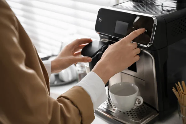 Fiatal Készít Friss Aromás Kávét Modern Gép Irodában Közelkép — Stock Fotó