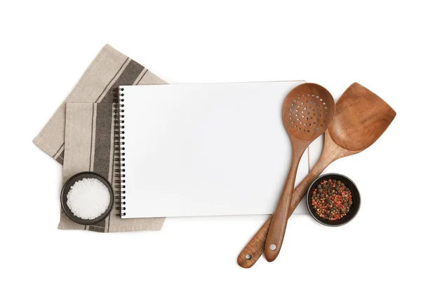 Λευκό Βιβλίο Συνταγών Μπαχαρικά Και Ξύλινα Σκεύη Λευκό Φόντο Top — Φωτογραφία Αρχείου