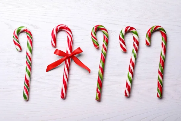 Sweet Christmas Snoepgoed Stokken Een Met Strik Witte Houten Tafel — Stockfoto