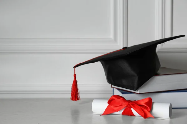 Mezuniyet Şapkası Kitaplar Diploma Beyaz Duvarın Yanında Metin Için Yer — Stok fotoğraf