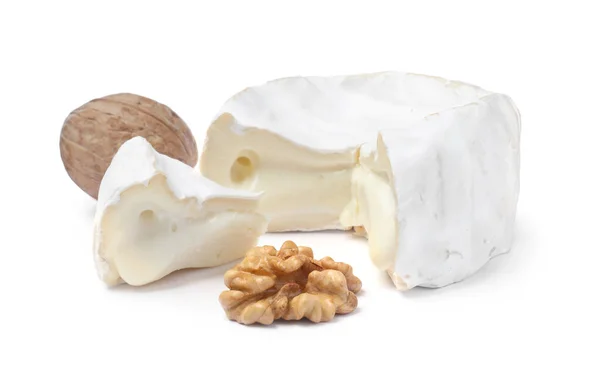 Gustoso Formaggio Brie Tagliato Con Noci Sfondo Bianco — Foto Stock