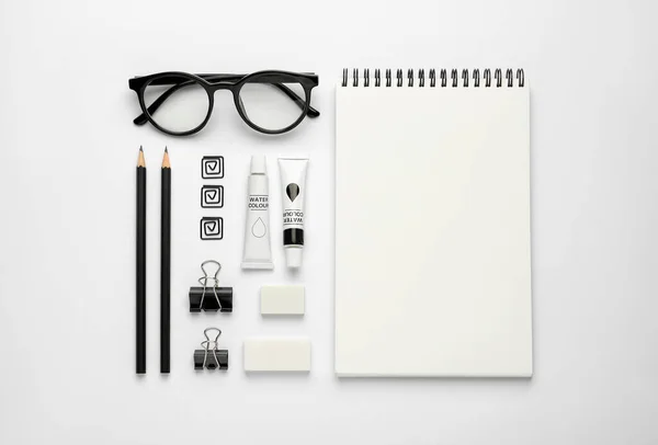 Composição Com Caderno Esboços Óculos Estacionário Sobre Fundo Branco Vista — Fotografia de Stock