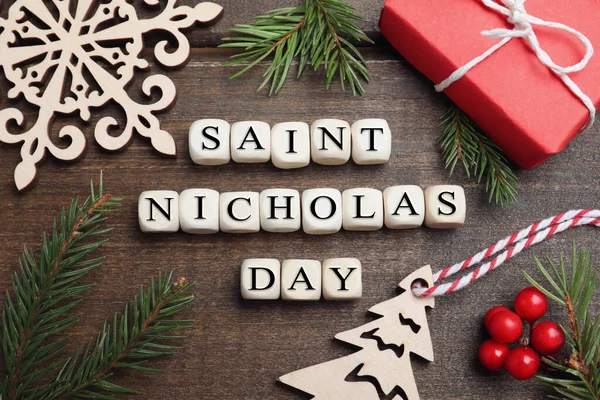 니콜라우스 Saint Nicholas Day 문구가 상자와 장식을 — 스톡 사진