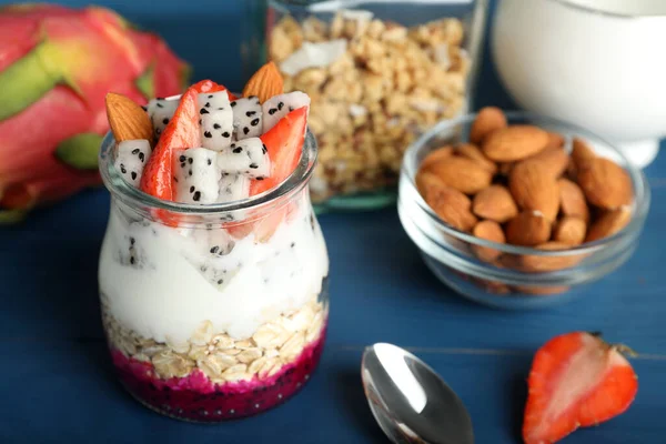 Tarro Vidrio Granola Con Pitahaya Yogur Fresas Sobre Mesa Madera —  Fotos de Stock