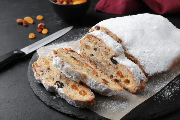 Traditionele Kerst Stollen Met Poedersuiker Zwarte Tafel — Stockfoto