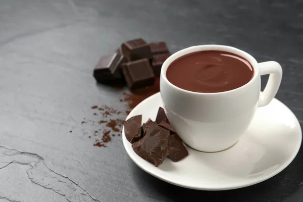 Chocolate Quente Gostoso Xícara Mesa Escura Espaço Para Texto — Fotografia de Stock