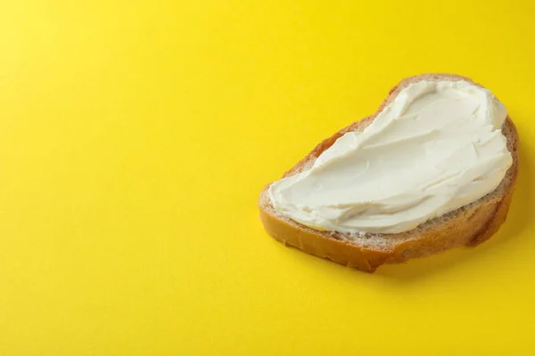 Φέτα Ψωμί Νόστιμο Τυρί Κρέμα Κίτρινο Φόντο Χώρος Για Κείμενο — Φωτογραφία Αρχείου