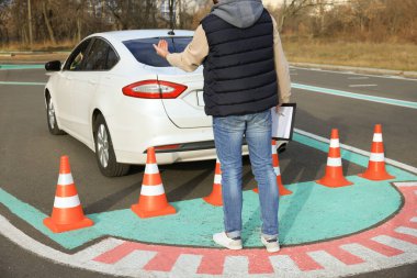 Test sürüşü sırasında arabada öğretmen ve öğrenci. Sürücü kursu