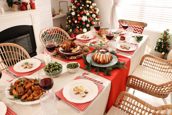 Feestelijk Diner Met Heerlijk Eten Wijn Tafel Binnen Kerstavond — Stockfoto