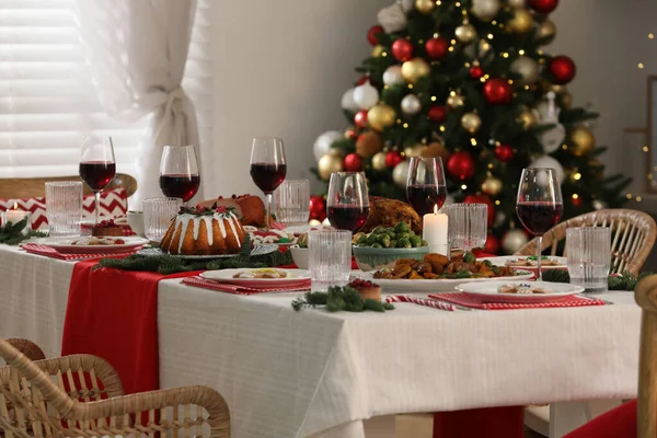 Jantar Festivo Com Comida Deliciosa Vinho Mesa Dentro Casa Celebração — Fotografia de Stock