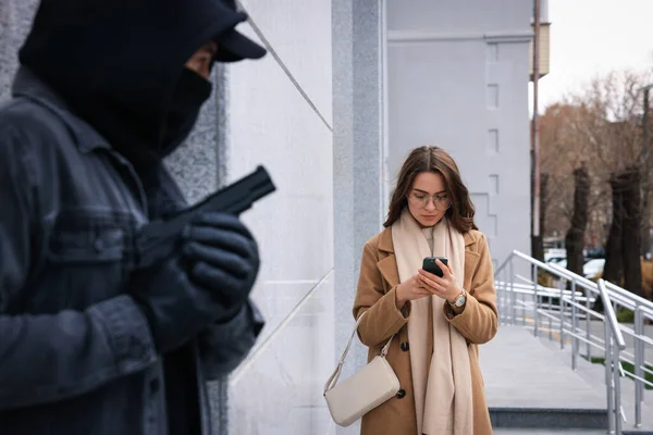 Crimineel Met Pistool Verstopt Achter Muur Wachtend Vrouw Straat — Stockfoto