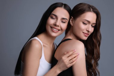 Gri arkaplanda güzel kadınların portresi