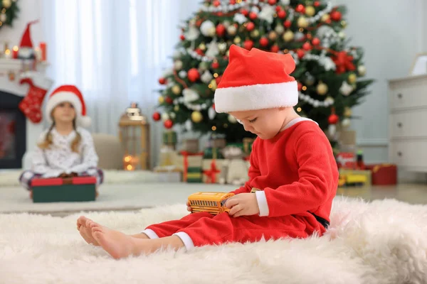 Schattig Jongetje Met Speelgoed Auto Kamer Ingericht Voor Kerstmis — Stockfoto