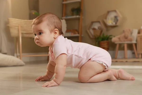 Cute Baby Czołgał Się Piętrze Domu — Zdjęcie stockowe