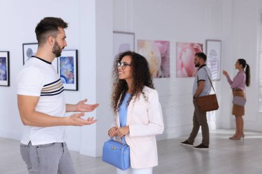 Sanat galerisindeki sergide mutlu çift