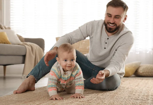 Mutlu Genç Baba Tatlı Bebeğinin Evde Yerde Sürünmesine Yardım Ediyor — Stok fotoğraf