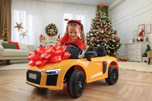 Carino Bambina Che Gioca Con Auto Giocattolo Camera Decorata Natale — Foto Stock