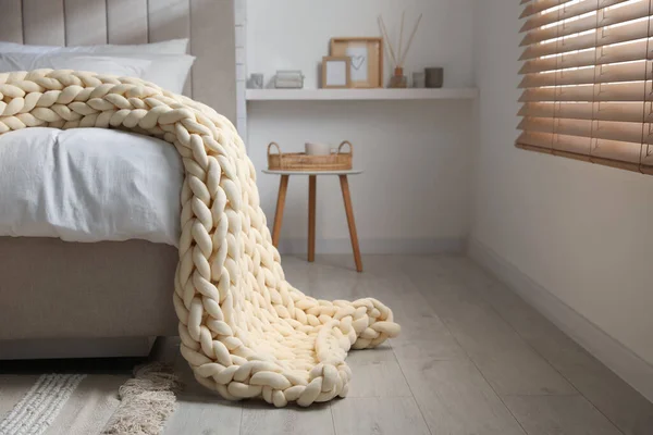 Weiche Klobige Strickdecke Auf Dem Bett Stilvollem Interieur — Stockfoto