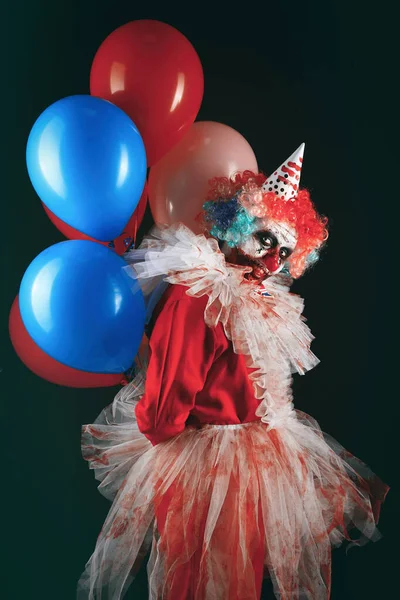 可怕的小丑 黑色背景的气球 万圣节派对服装 — 图库照片