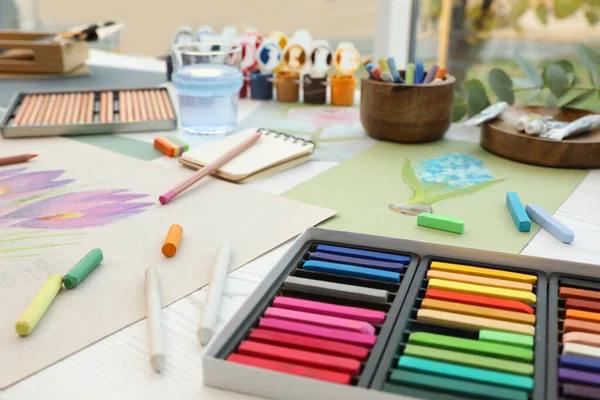 画家的工作场所 室内桌子上有图画 柔和的画布和彩色铅笔 — 图库照片