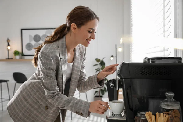 Young Woman Preparing Fresh Aromatic Coffee Modern Machine Office — 图库照片