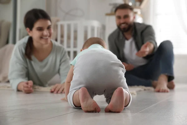 Happy Parents Watching Baby Crawl Floor Home — Stock Photo, Image