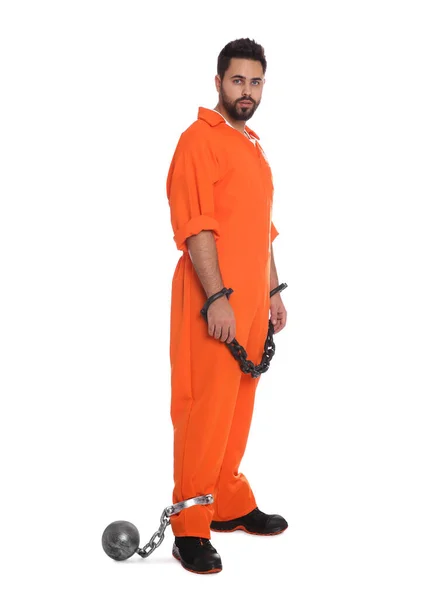 白い背景に鎖手と金属ボールとジャンプスーツの囚人 — ストック写真