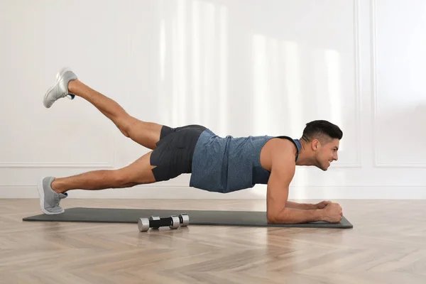 Hombre Guapo Haciendo Ejercicio Estera Yoga Interior — Foto de Stock