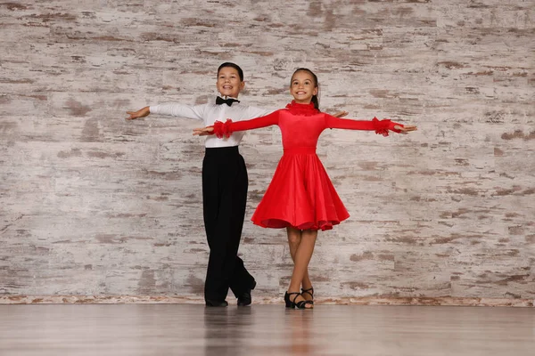 Hermosa Pareja Niños Bailando Juntos Estudio — Foto de Stock