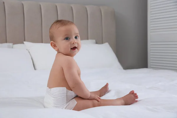 Lindo Bebé Pañal Suave Seco Cama Blanca Casa — Foto de Stock