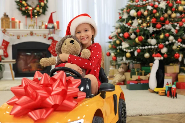 Ragazzina Carina Con Giocattolo Guida Auto Bambini Camera Decorata Natale — Foto Stock
