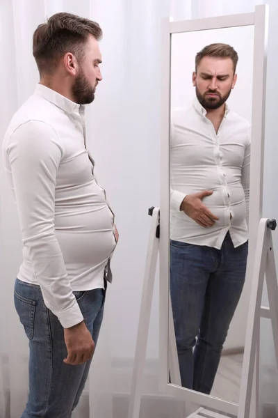 Evde Aynanın Önünde Dar Gömlek Giyen Üzgün Bir Adam Aşırı — Stok fotoğraf