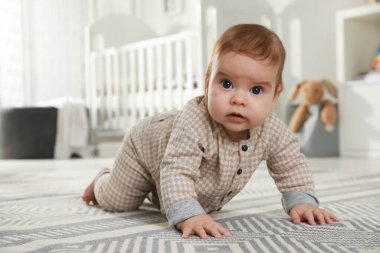 Şirin Bebek evde yerde sürünüyor