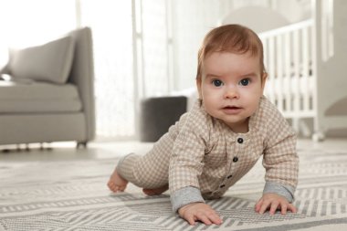 Şirin Bebek evde yerde sürünüyor