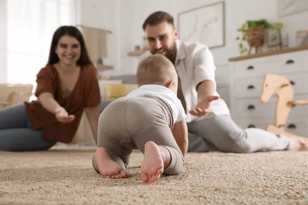 Pais Felizes Assistindo Seu Bebê Rastejar Chão Casa — Fotografia de Stock