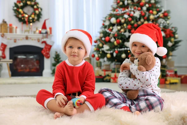 Crianças Pequenas Bonitos Com Brinquedos Quarto Decorado Para Natal — Fotografia de Stock