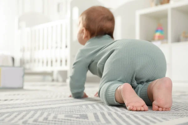 Lindo Bebé Arrastrándose Suelo Casa Vista Trasera — Foto de Stock