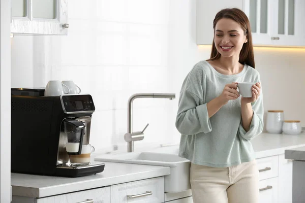 Junge Frau Genießt Frischen Aromatischen Kaffee Der Nähe Einer Modernen — Stockfoto