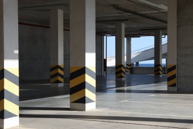 Güneşli bir günde boş açık araba otoparkı