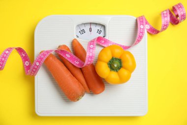 Sarı arka planda pullu ve sebzeli düz kompozisyon