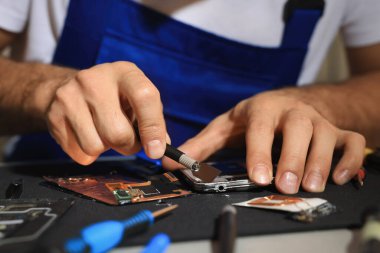 Teknisyen masada kırık Smartphone tamir, çekim