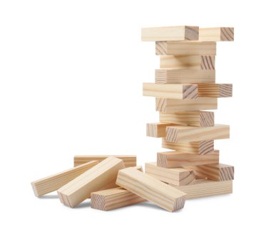 Jenga kulesi ve beyaz arkaplanda tahta bloklar