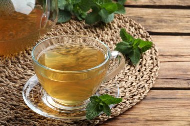 Tahta masada sıcak aromalı nane çayı.