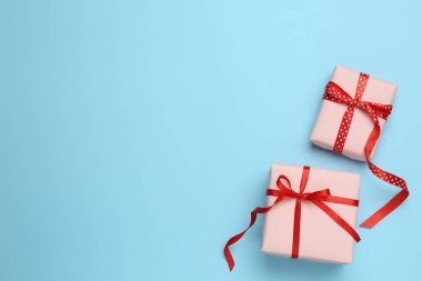 Açık mavi arka planda güzel hediye kutuları, düz yatış. Metin için boşluk