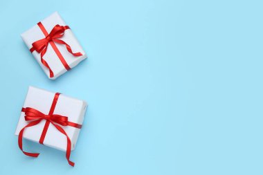 Açık mavi arka planda güzel hediye kutuları, düz yatış. Metin için boşluk