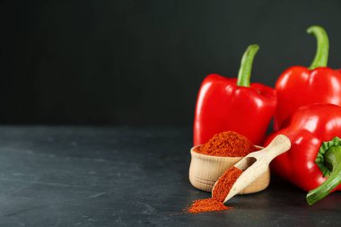 Paprika tozu ve taze dolmalık biber. Metin için boşluk